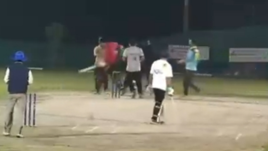 ব্যাট-বলের লড়াই ছাপিয়ে হাতাহাতি! ক্রিকেট মাঠে ব্যাটসম্যান-বোলারের WWE ফাইট 2 ক্রিকেট