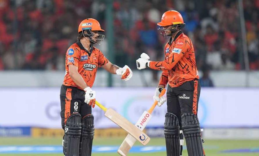 "স্যাটা ভেঙে দিয়েছে..", অভিষেকের দুরন্ত শতরানে রানের বন্যা হায়দ্রাবাদের, দিল্লির বোলিং নিয়ে ট্রোল ভক্তদের !! 2