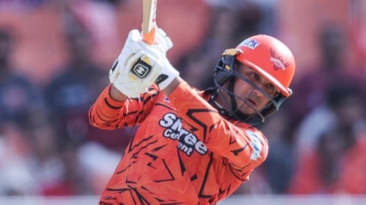 ৬,৬,৬,৬,৬,৬... পাঞ্জাবের বিপক্ষে ব্যাটিং তান্ডব অভিষেক শর্মার, নতুন নজির তারকা ব্যাটসম্যানের !! 1