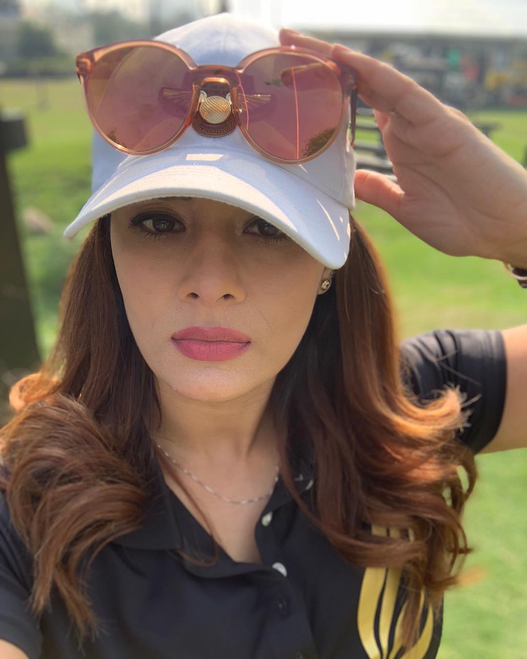 রূপে হার মানান বলি নায়িকাদের, মাইক্রোফোন হাতে ক্রিকেট দুনিয়ার মায়ান্তির রাজ !! 5