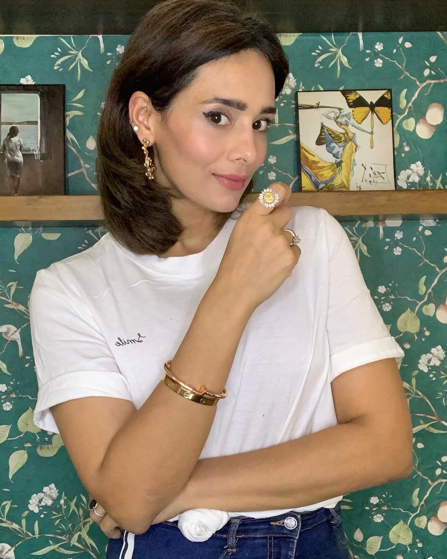 রূপে হার মানান বলি নায়িকাদের, মাইক্রোফোন হাতে ক্রিকেট দুনিয়ার মায়ান্তির রাজ !! 8