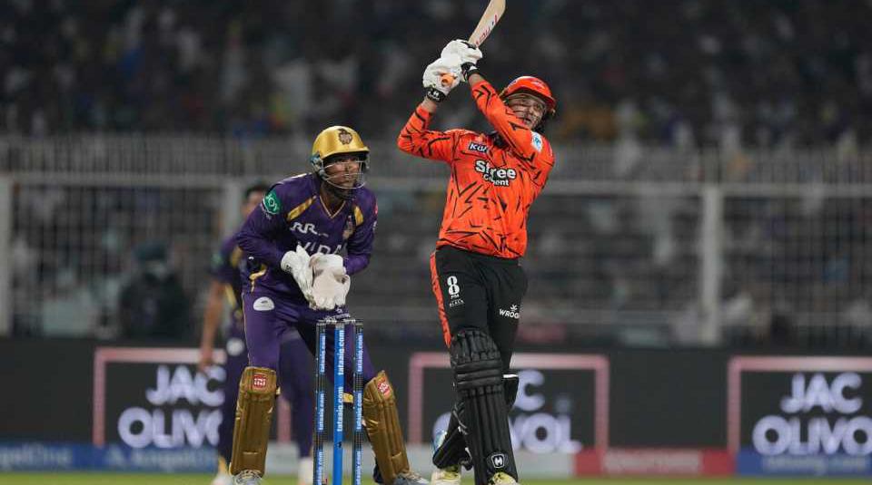 ৬,৬,৪,৪,৪...এক ওভারেই বরুণের মিস্ট্রি ধ্বংস করে দিলেন অভিষেক, কটাক্ষের মুখে KKR স্পিনার !! 2