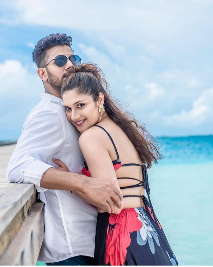 রূপে-গুণে সকলকে টেক্কা দেন মনোজ তিওয়ারির স্ত্রী সুস্মিতা, জানুন তাঁদের 'লাভ স্টোরির' অজানা কাহিনি! 6