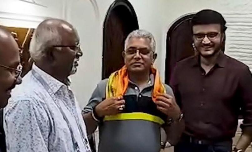আইপিএলে রাজনীতি ছোঁয়া, KKR ম্যাচে দিলীপ ঘোষের জন্য 'ঝালমুড়ি'র ব্যবস্থা করলেন সৌরভ গাঙ্গুলী !! 2 আইপিএলে রাজনীতি ছোঁয়া, KKR ম্যাচে দিলীপ ঘোষের জন্য 'ঝালমুড়ি'র ব্যবস্থা করলেন সৌরভ গাঙ্গুলী !! 2