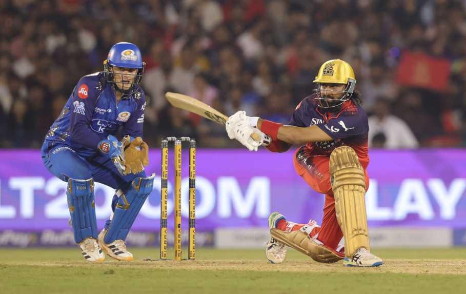 "হাতে বাটি ধরিয়ে দিয়েছে..", ক্রুনালের লড়াইয়ে RCB'এর জয়, প্লে অফের আশা শেষ হ‌ওয়া মুম্বাইকে নিয়ে কটাক্ষ !! 2