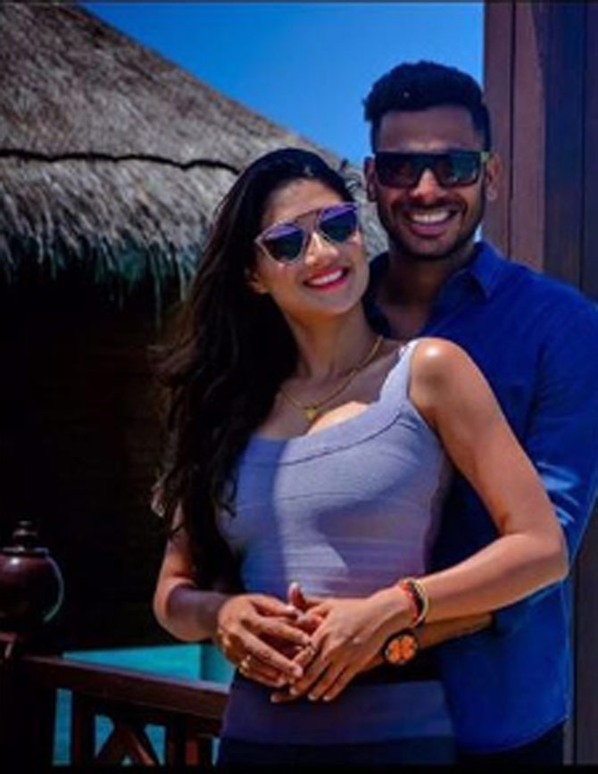 রূপে-গুণে সকলকে টেক্কা দেন মনোজ তিওয়ারির স্ত্রী সুস্মিতা, জানুন তাঁদের 'লাভ স্টোরির' অজানা কাহিনি! 7