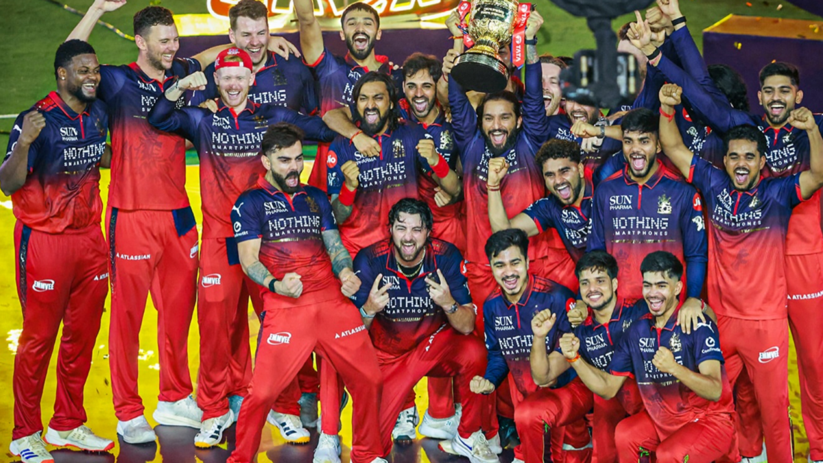 IPL 2026: আবারও সিংহাসনে RCB! শিরোপা জয়ের পর জমকালো সেলিব্রেশনে মেতে উঠল কোহলি সহ পুরো দল 1
