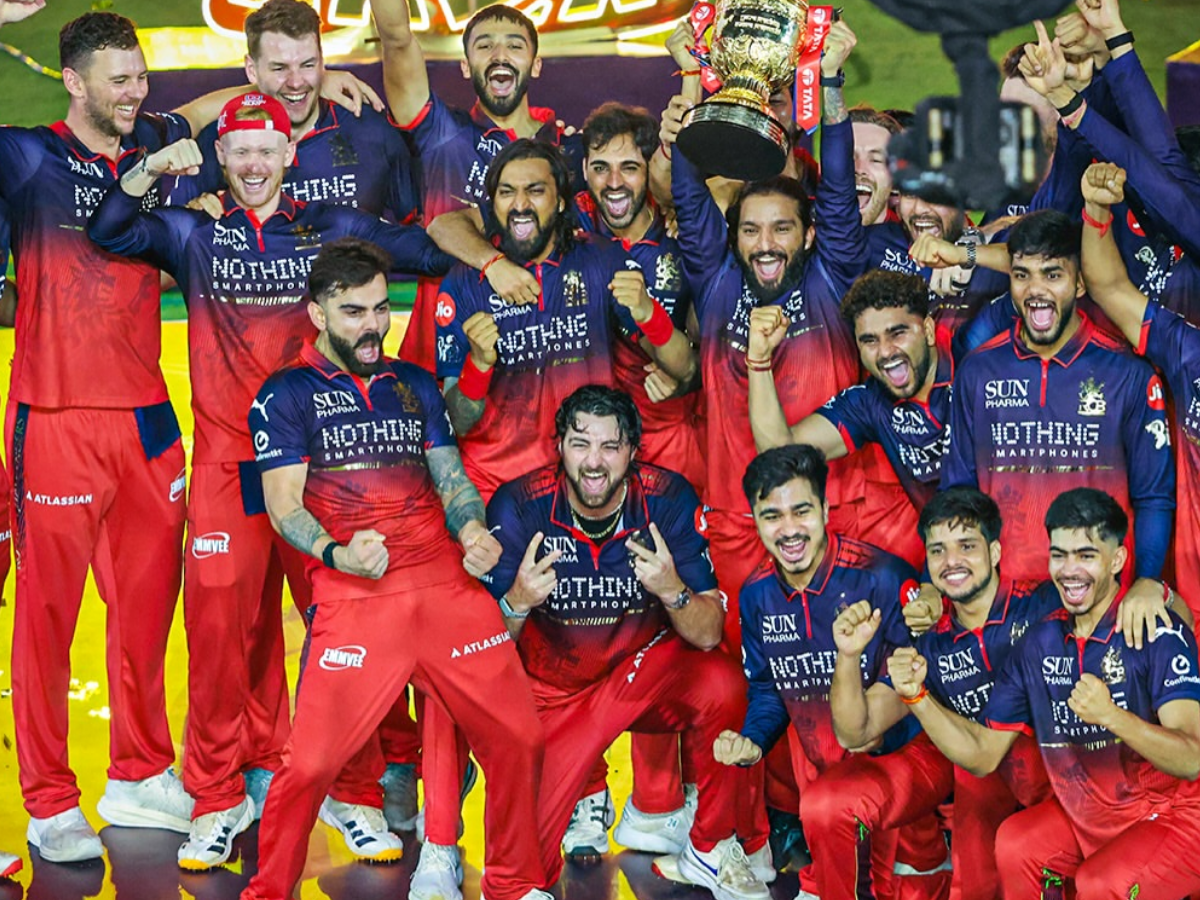 IPL 2026: আবারও সিংহাসনে RCB! শিরোপা জয়ের পর জমকালো সেলিব্রেশনে মেতে উঠল কোহলি সহ পুরো দল 13